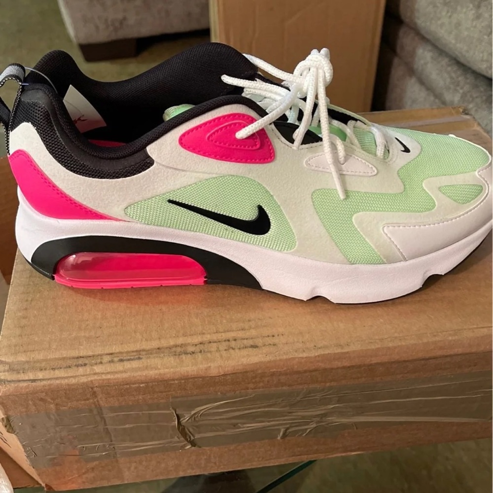 Woman’s Nike air max 200